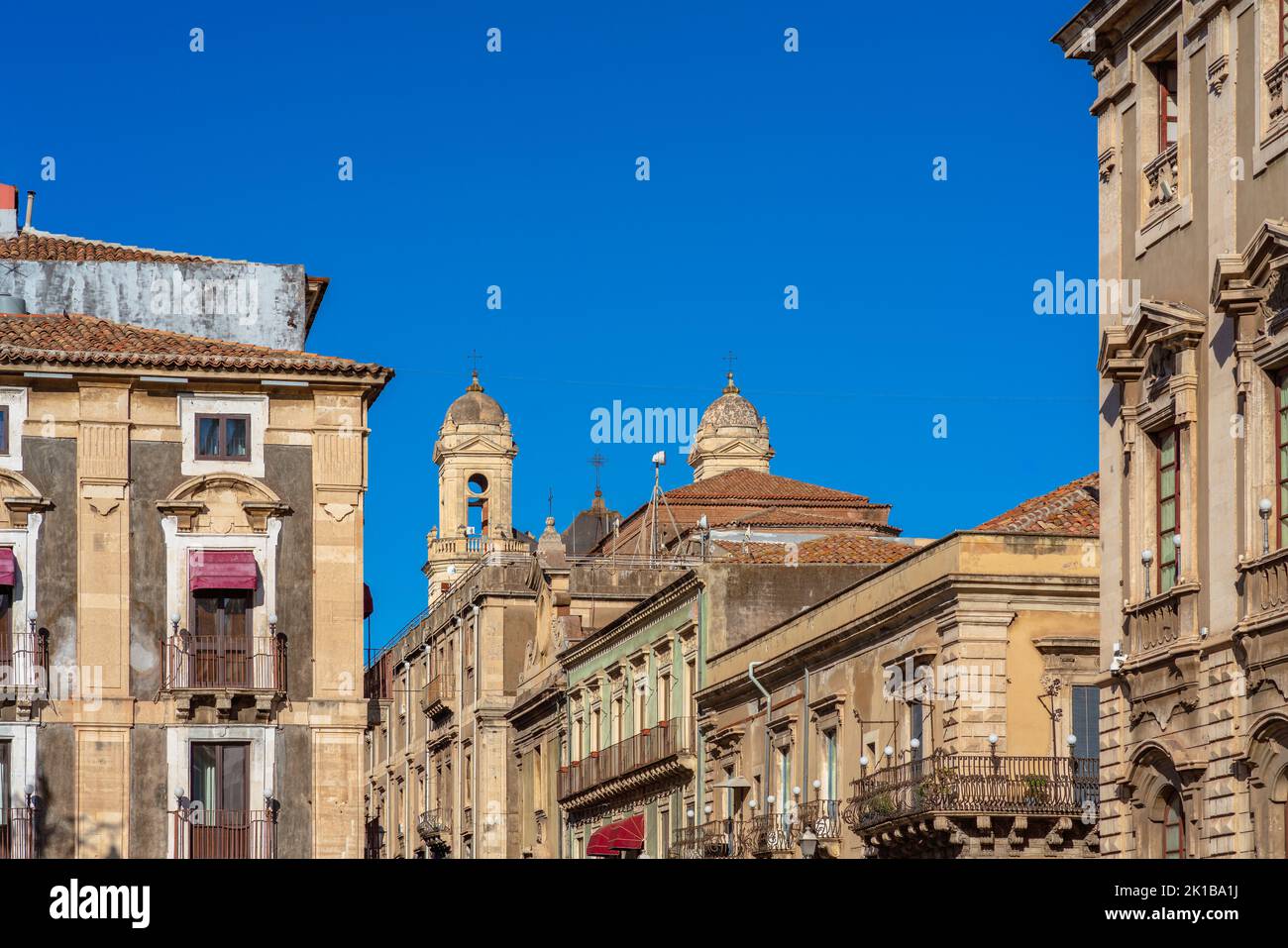 Paesaggio urbano con antichi edifici a Catania, Sicilia Foto Stock