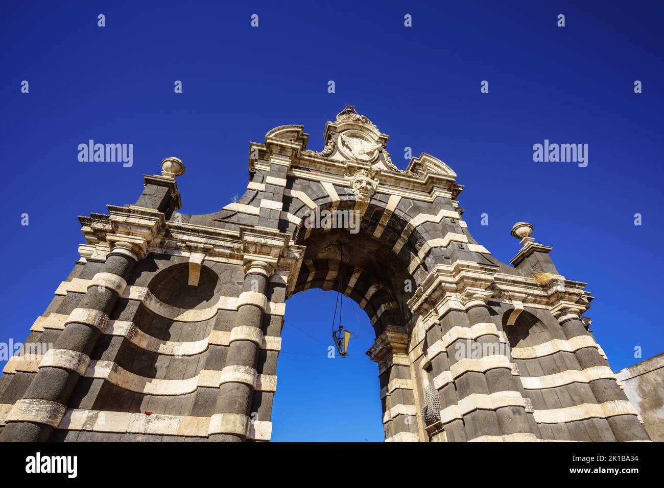 Vista a basso angolo di porta Garibaldi contro il cielo blu, Catania, Sicilia, Italia Foto Stock