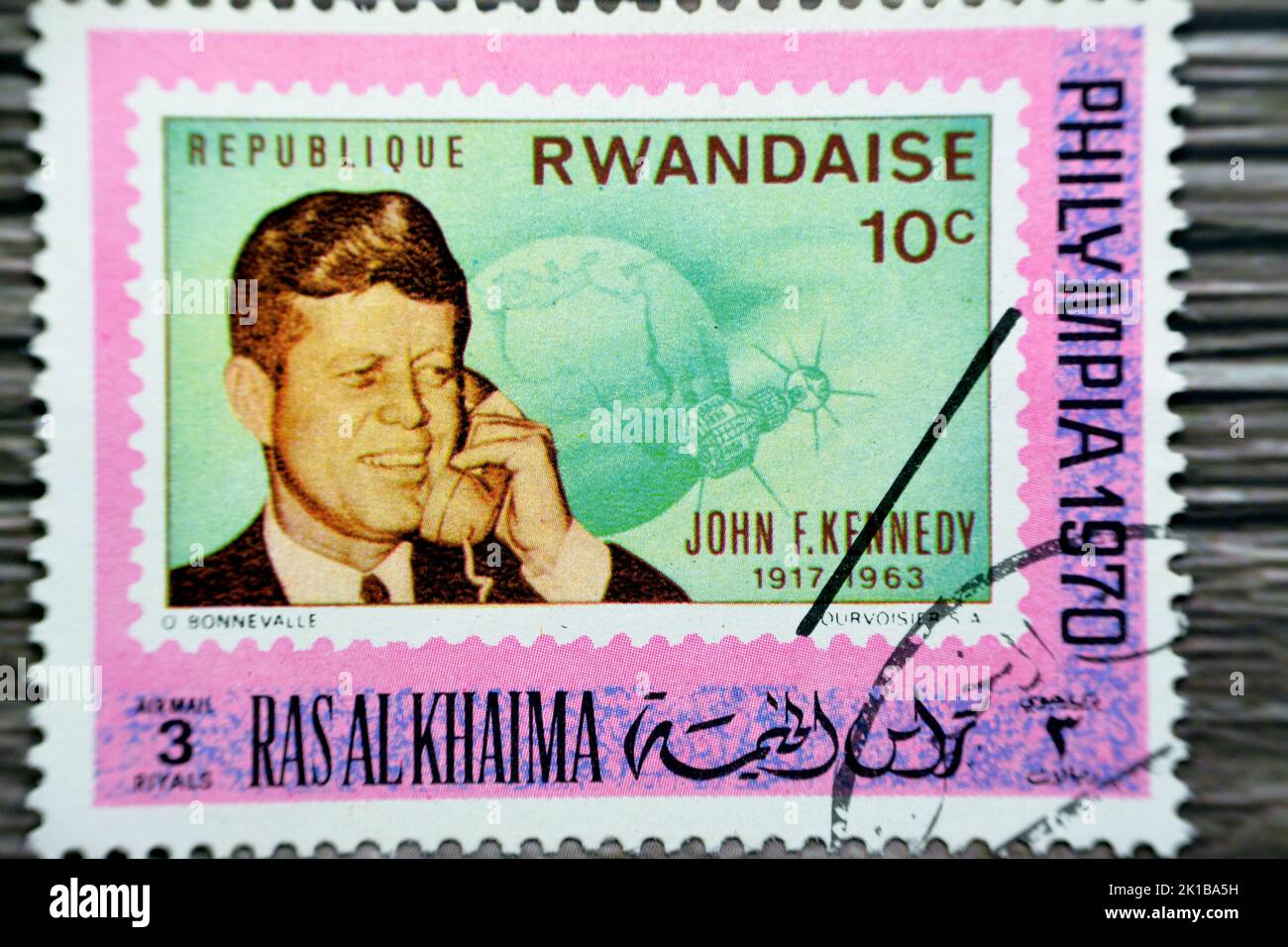 Cairo, Egitto, agosto 15 2022: Vecchio francobollo usato stampato a Ras al Khaima Emirati Arabi Uniti caratteristiche Stati Uniti d'America presidente John F. Foto Stock