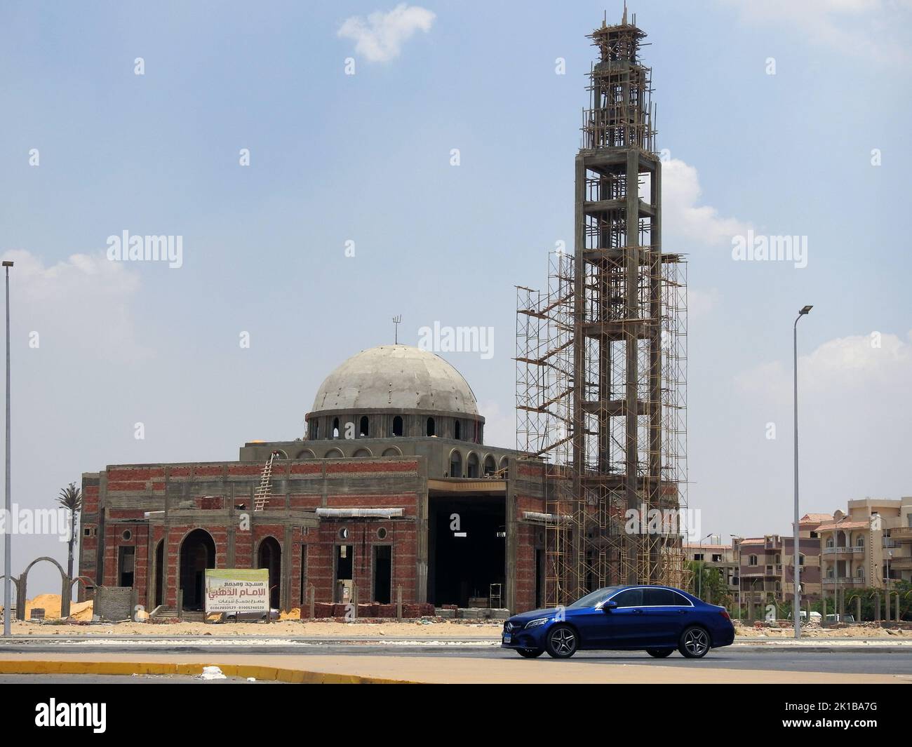 Cairo, Egitto, 4 2022 luglio: Al Imam al Zahaby nuova moschea Masjid in costruzione contro il cielo azzurro soleggiato con la moschea minareto circondato da w Foto Stock