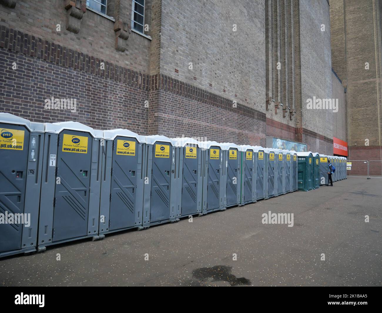 Una fila di servizi igienici portatili fuori Tate Modern, Londra, per le code per la regina Elisabetta II che si trova nello stato. Foto Stock