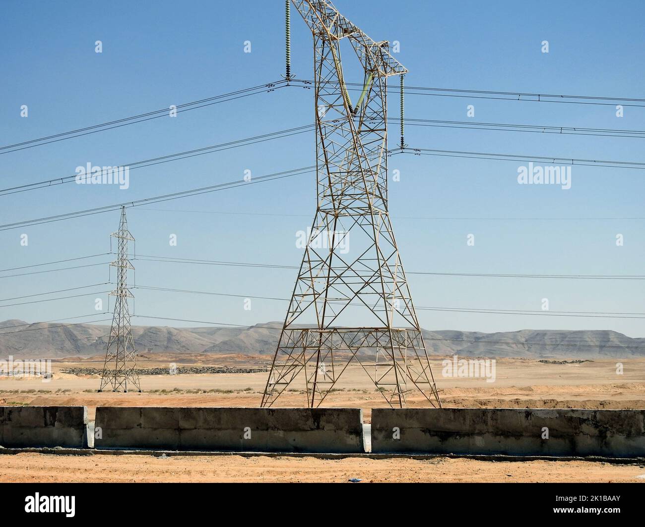 Una torre di trasmissione, traliccio elettrico che è una struttura a traliccio in acciaio alta che ha utilizzato per supportare linee elettriche aeree ad alta tensione, e ad alta tensione Foto Stock