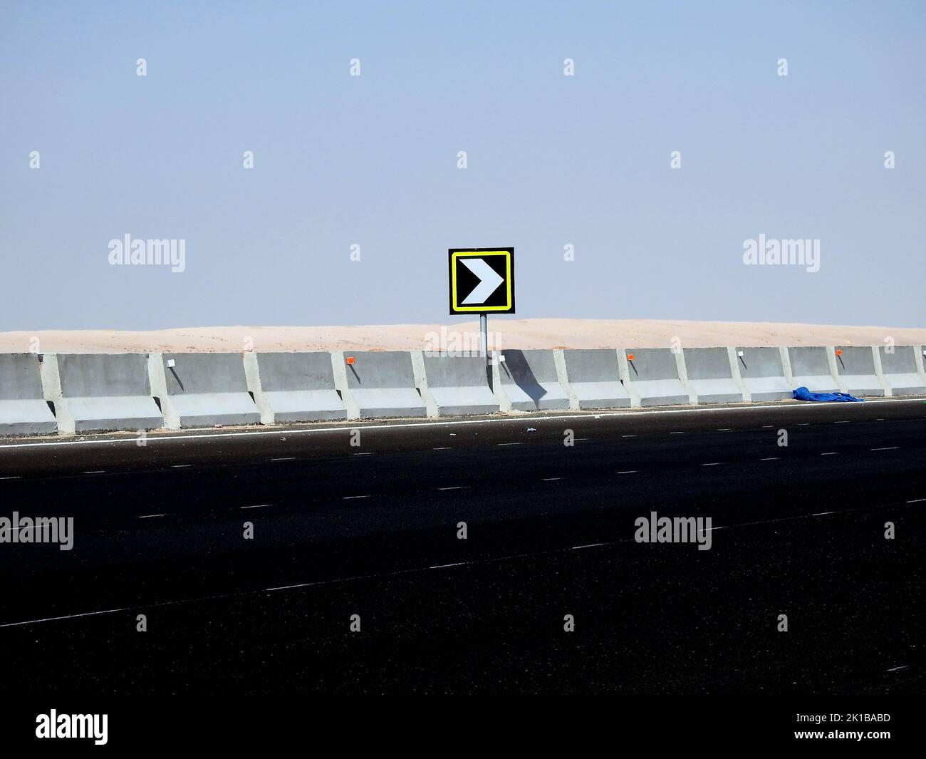 Cartello curva davanti in autostrada libera, un cartello stradale di avvertimento di una curva a destra davanti affinchè i conducenti di automobile siano avvertiti della strada curvilinea pericolosa che gira Foto Stock