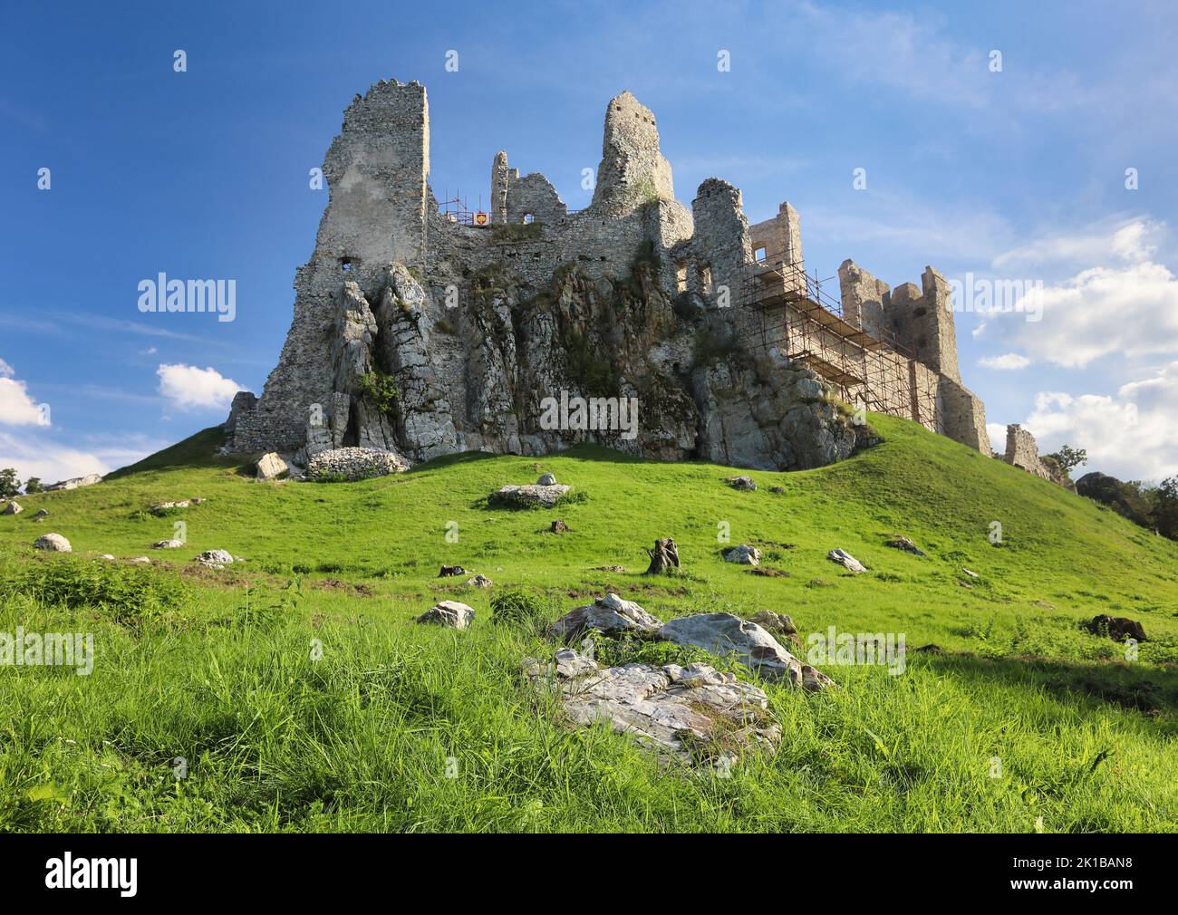 Rovina del castello Hrusov in Slovacchia Foto Stock