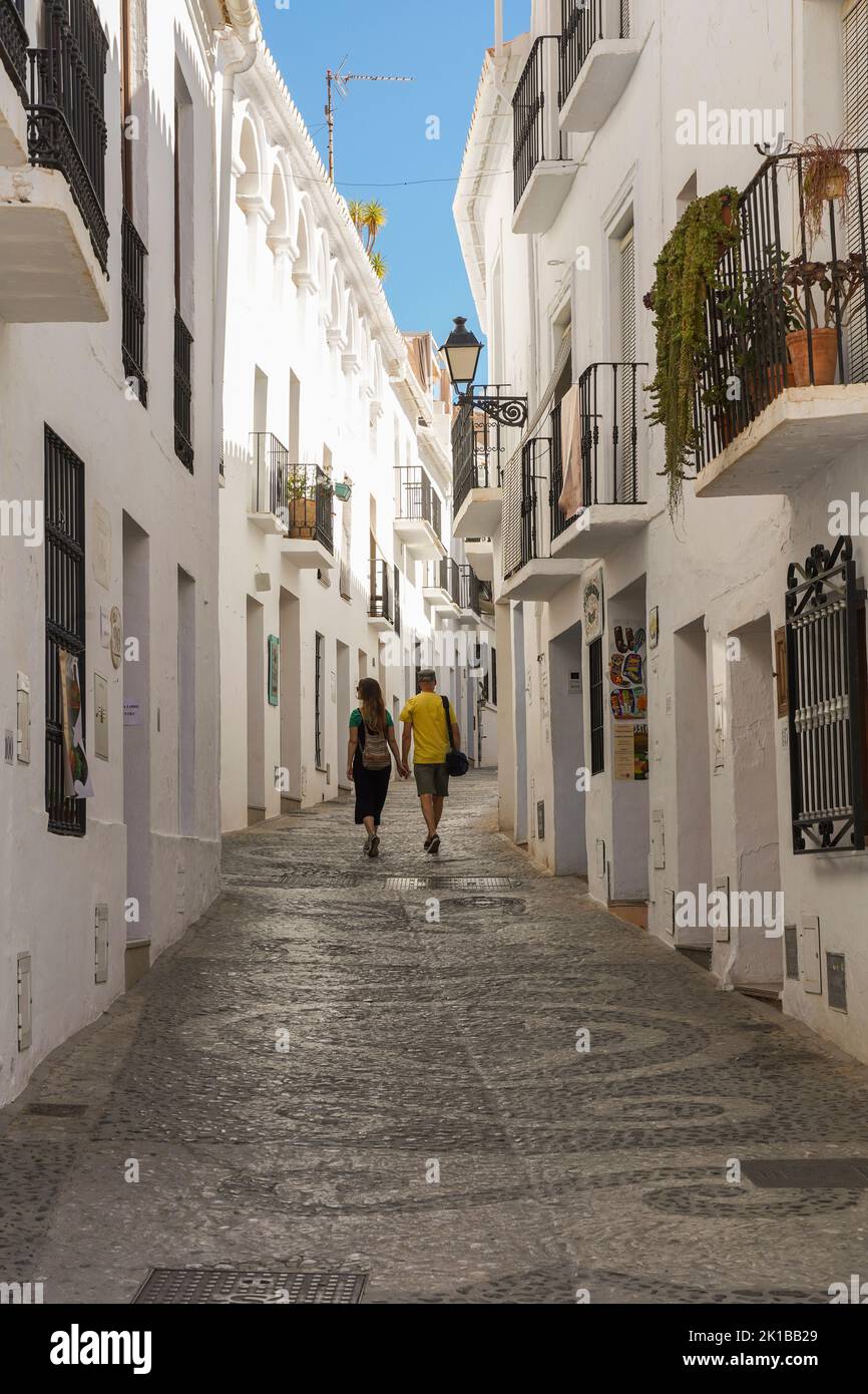 Frigiliana Spagna. Stradine strette nel quartiere moresco del villaggio bianco di Frigiliana, Andalusia, provincia di Malaga, Axarquía, Spagna Foto Stock