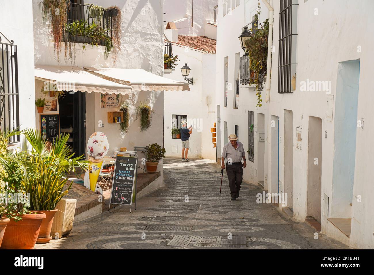 Frigiliana Spagna. Strade strette di villaggio bianco di Frigiliana, Andalusia, provincia di Malaga, Axarquía, Spagna Foto Stock