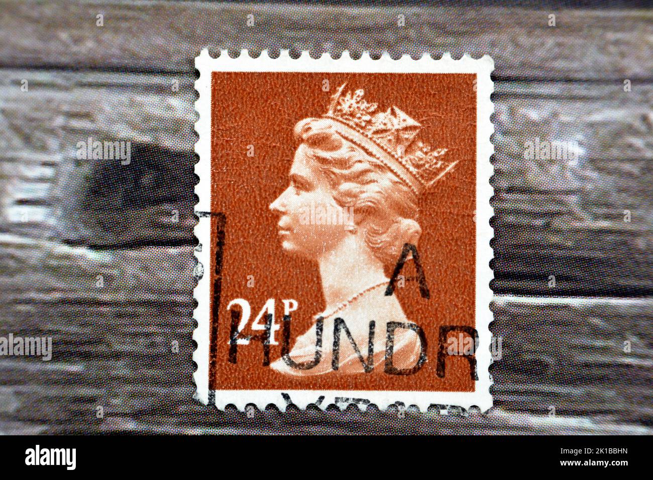 Cairo, Egitto, agosto 15 2022: Vecchio francobollo britannico usato stampato nel Regno Unito 1971 24p che mostra il ritratto della regina Elisabetta il 2nd, stampato e pubblicato Foto Stock