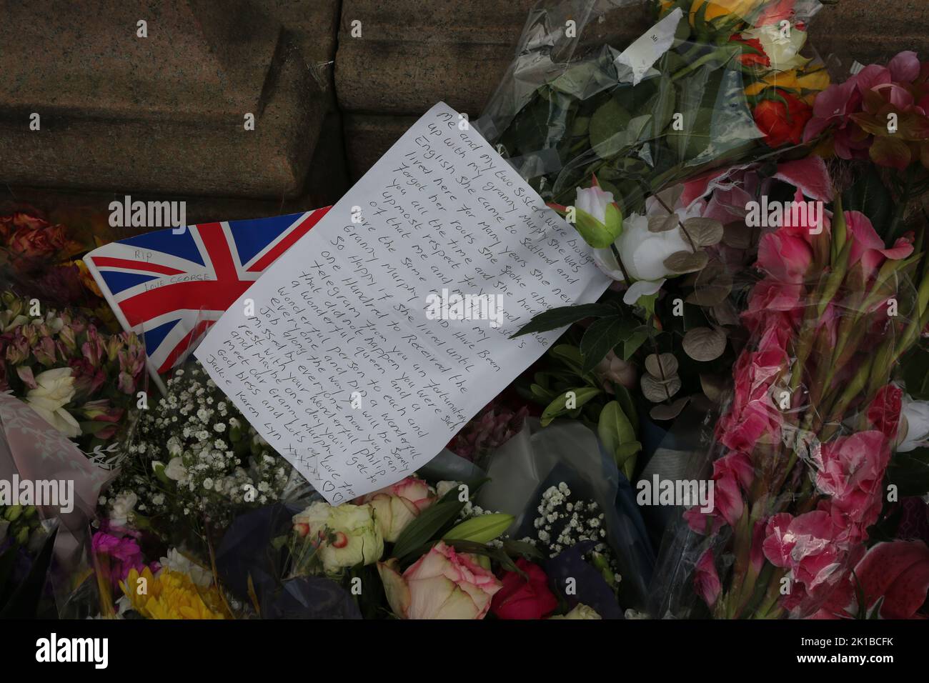 City Chambers, Glasgow, Scozia, Regno Unito. Tributi floreali e messaggi di amore e sostegno per il passaggio di HM la regina Elisabetta II Foto Stock