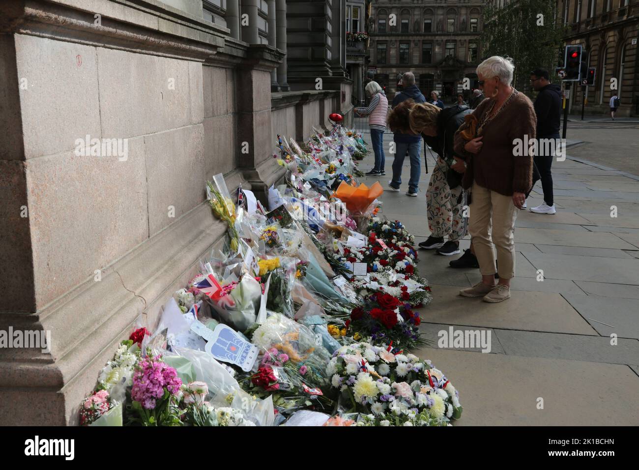 City Chambers, Glasgow, Scozia, Regno Unito. Tributi floreali e messaggi di amore e sostegno per il passaggio di HM la regina Elisabetta II Foto Stock