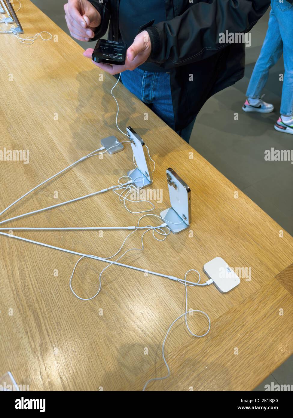 Parigi, Francia - 16 settembre 2022: Man ispezionare il nuovo telefono: Apple Computers iPhone 14, 14 Pro, Pro Max in vendita durante il giorno del lancio con schermo sempre attivo, fotocamera principale da 48 megapixel e Dynamic Island Foto Stock