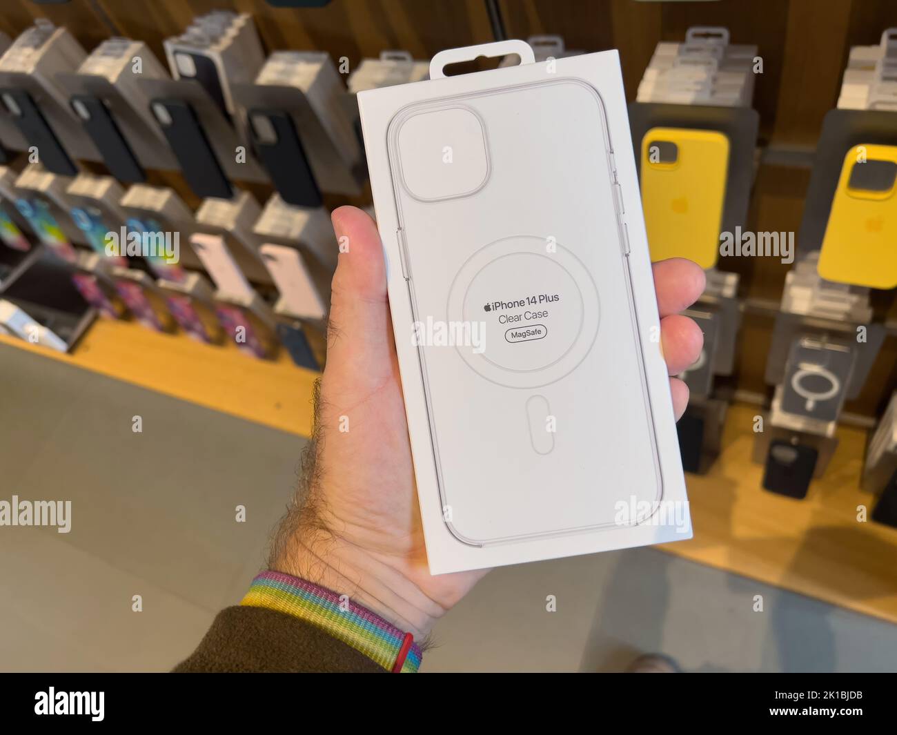 Parigi, Francia - 16 settembre 2022: Pacchetto POV per la mano maschile nell'Apple Store con il nuovo iPhone 14 Plus con custodia trasparente per la ricarica MagSafe Foto Stock