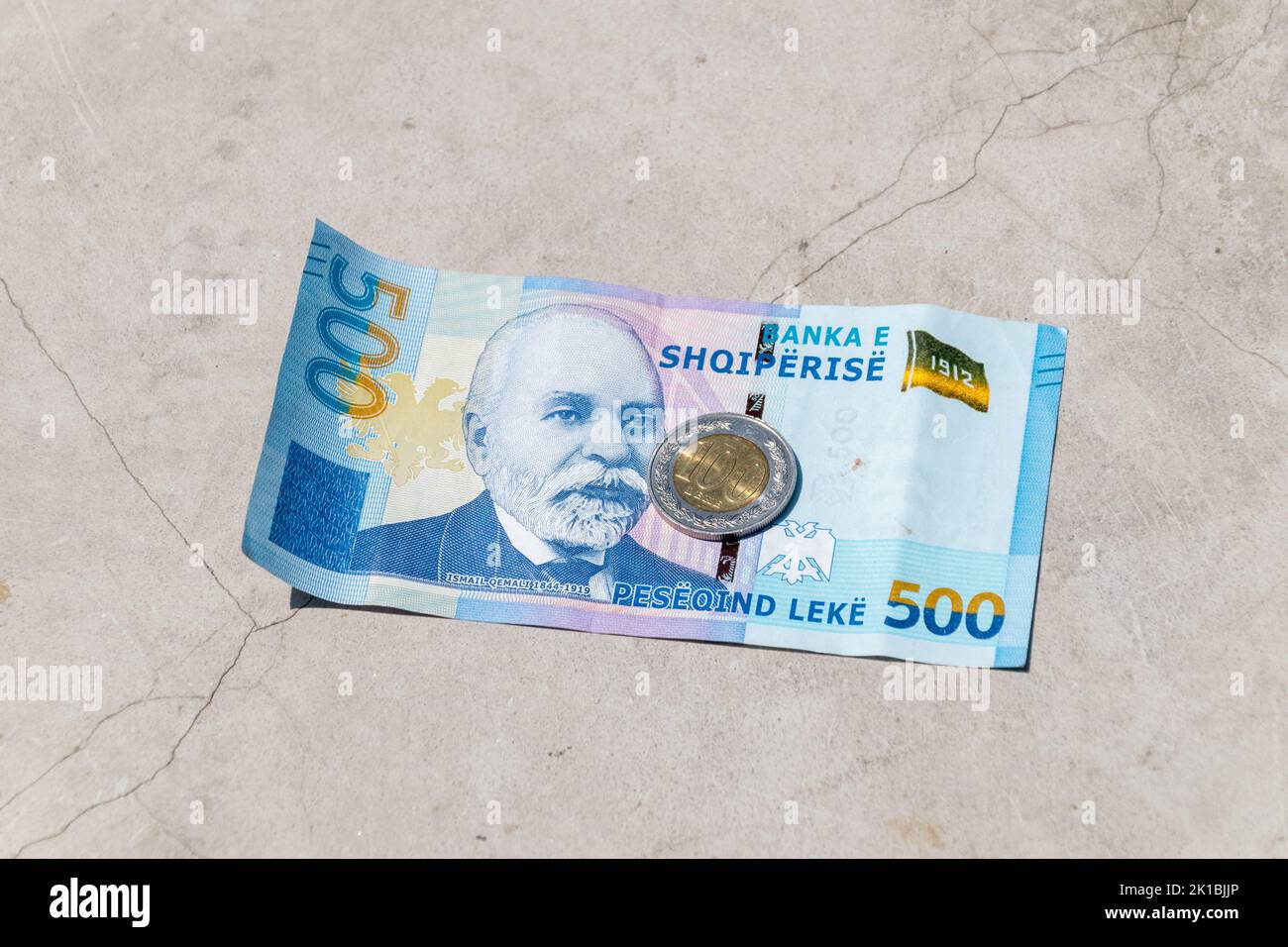 Banconota e moneta di lek albanese. Moneta ufficiale dell'Albania. Foto Stock