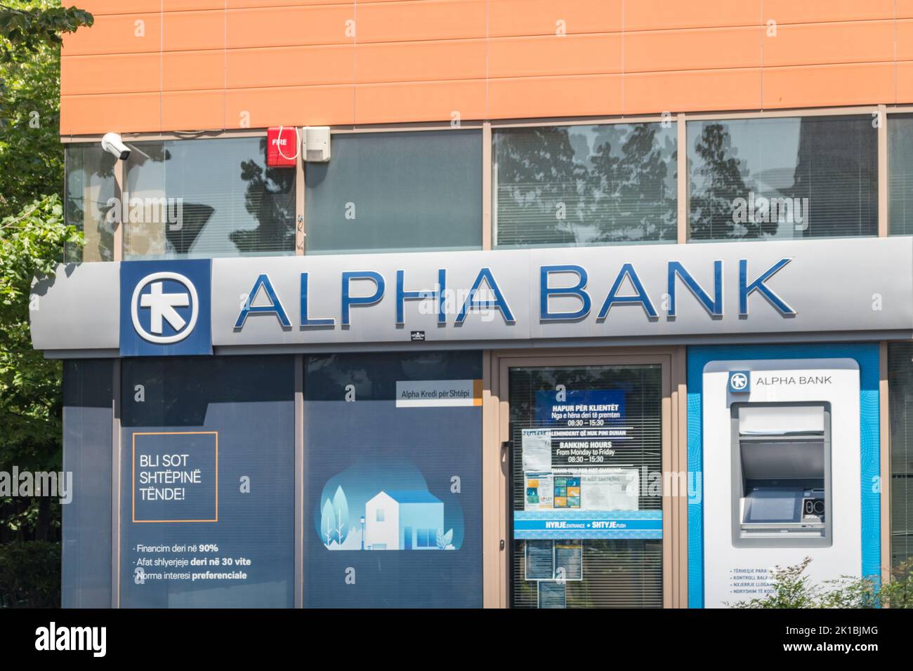 Tirana, Albania - 4 giugno 2022: Logo e segno della banca Alpha. Alpha Bank è la seconda banca greca più grande. Foto Stock