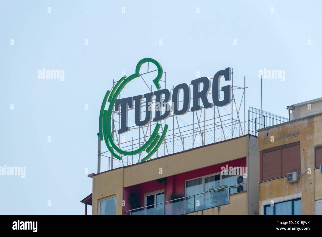 Tirana, Albania - 4 giugno 2022: Logo e segno di Tuborg. Foto Stock