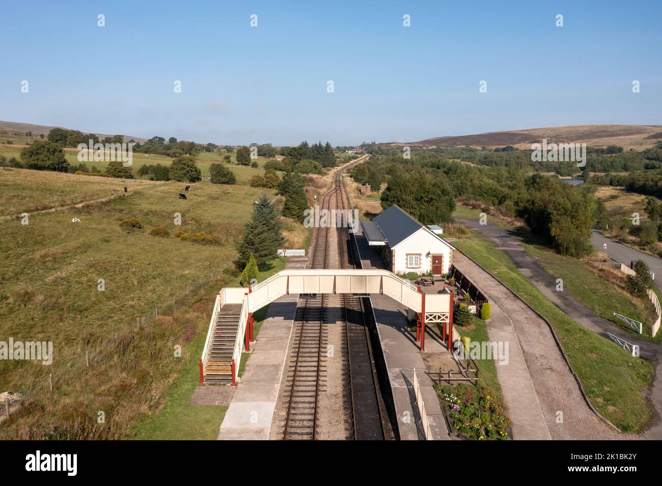 Vista aerea sopra un binario ferroviario nel Galles del Sud Foto Stock