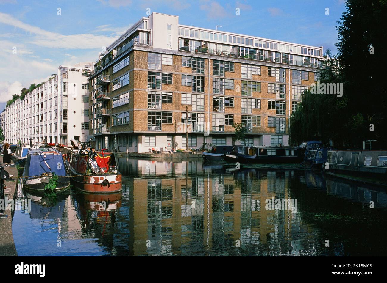 Edifici di appartamenti lungo il Regent's Canal presso Union Wharf vicino a Islington, North London, South East England. Foto Stock