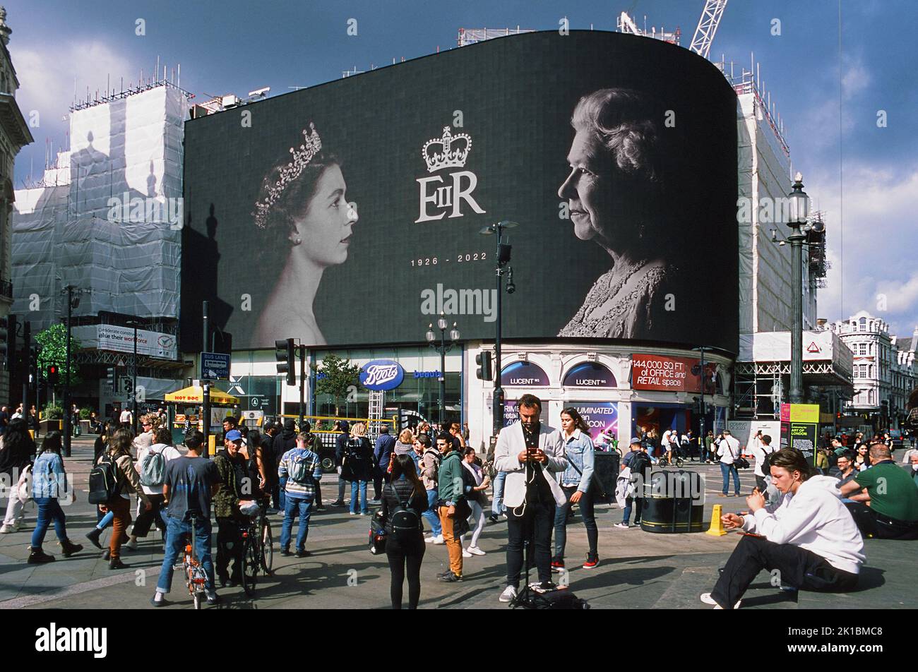 Immagine della Regina Elisabetta II a Piccadilly Circus, nel centro di Londra UK, il giorno dopo l'annuncio della sua morte Foto Stock