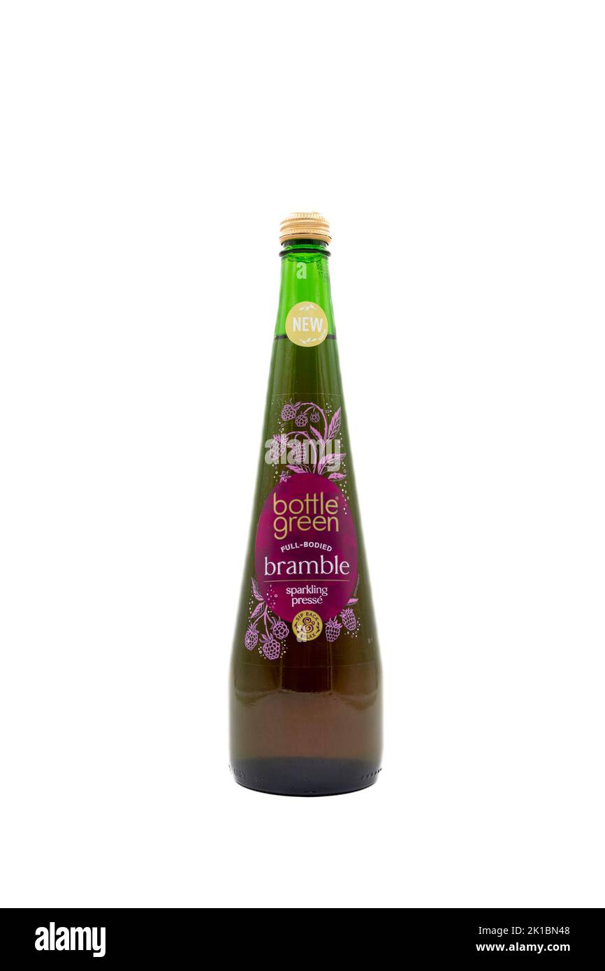 Irvine, Scozia, Regno Unito - 20 agosto 2022: Bottiglia di succo di Bramble il marchio di bevande verdi in bottiglia di vetro riciclabile e top Foto Stock