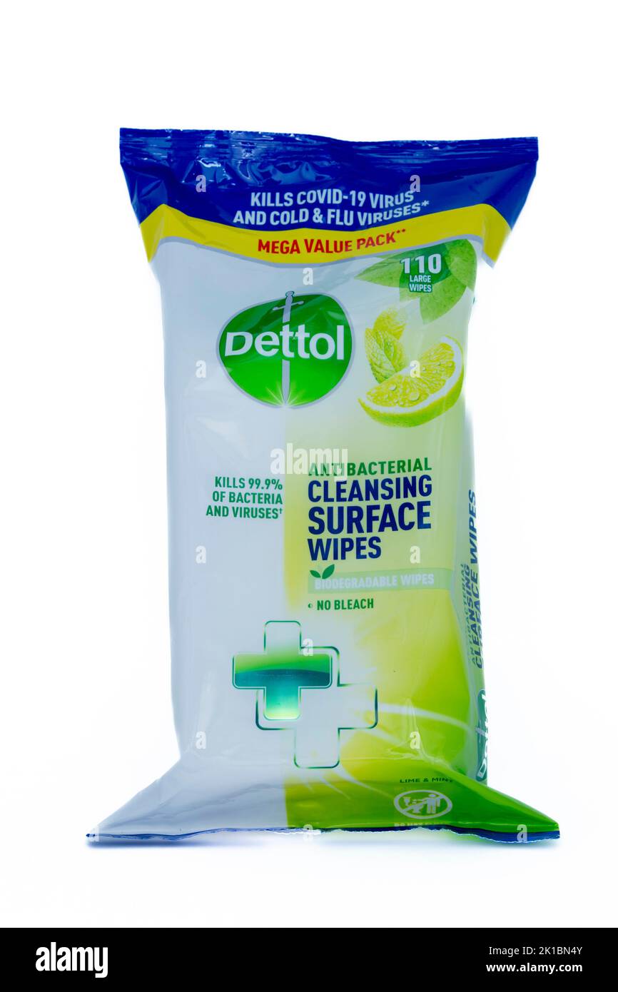 Irvine, Scozia, Regno Unito - 20 agosto 2022: Confezione di salviette antibatteriche a marchio Dettol biodegradabili e non contenenti candeggina. Foto Stock