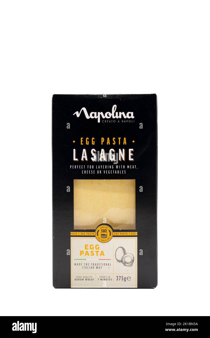 Irvine, Scozia, Regno Unito - 20 agosto 2022: Fogli di pasta all'uovo a marchio Napolina per lasagne 375grams in una scatola parzialmente riciclabile Foto Stock