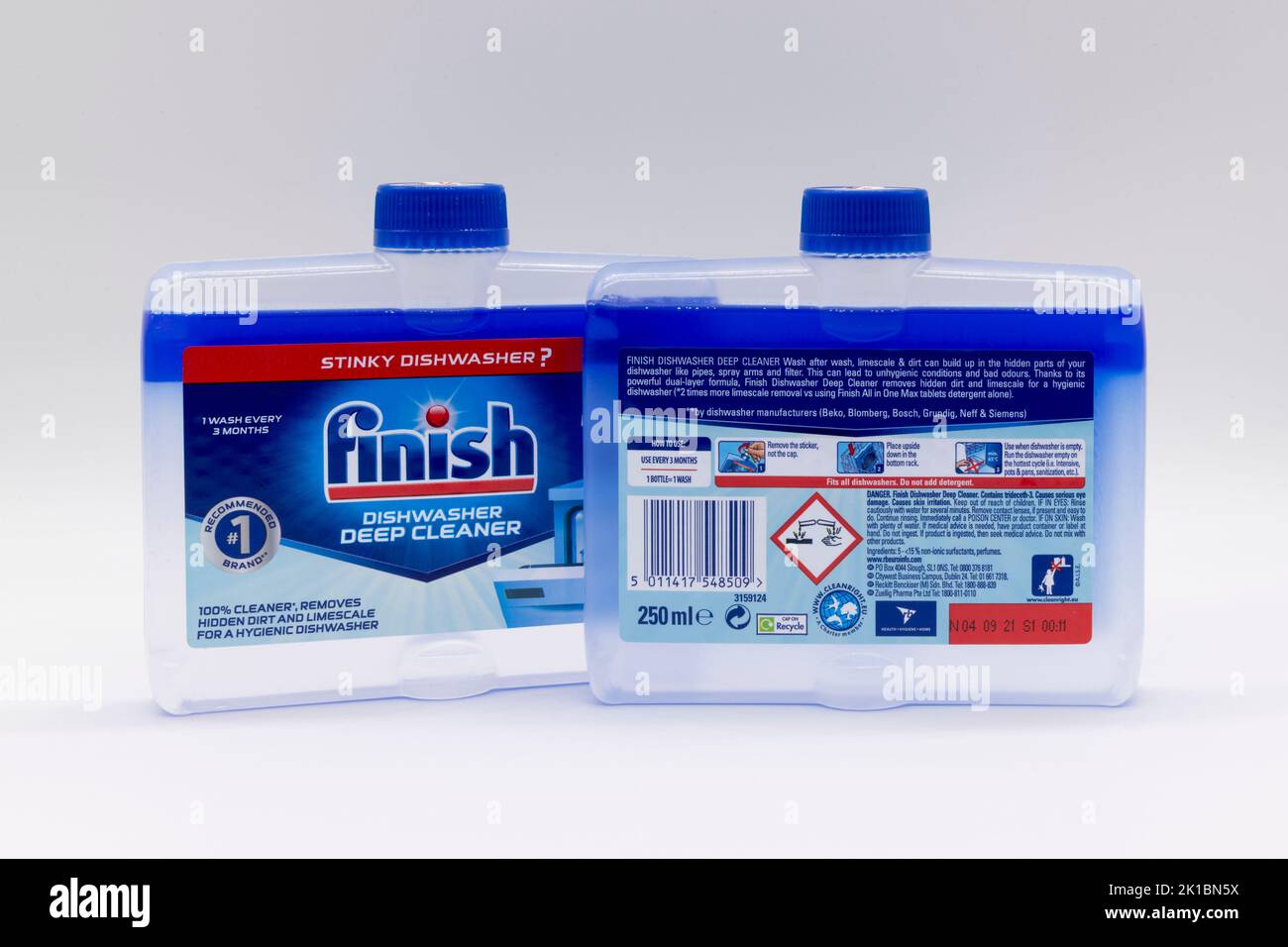 Irvine, Scozia, Regno Unito - 20 agosto 2022: Bottiglia di detergente per lavastoviglie con marchio Finish in bottiglia riciclabile in plastica e etichetta posteriore con simboli e i. Foto Stock