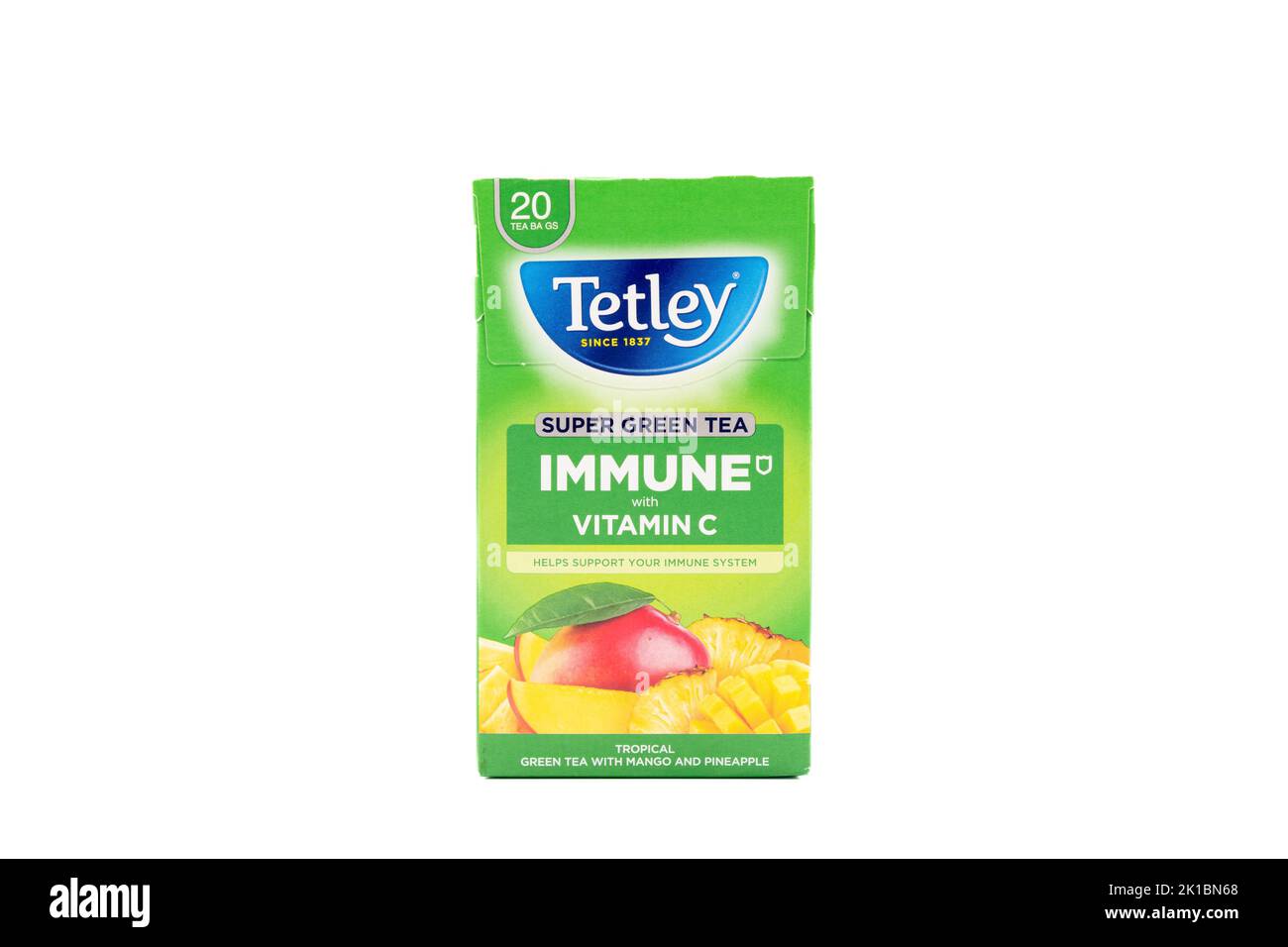 Irvine, Scozia, Regno Unito - 20 agosto 2022: Tetley marchio immunomitamina C Super Green Tea in una scatola di cartone riciclabile. Foto Stock