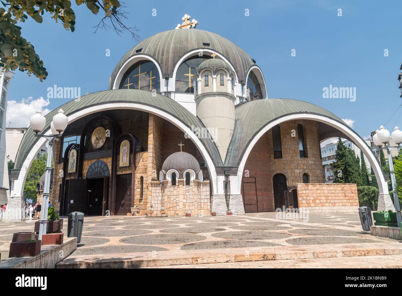 Skopje, Macedonia settentrionale - 5 giugno 2022: Chiesa di San Clemente di Ohrid. La chiesa della Cattedrale Ortodossa fu progettata da Slavko Brezovski e fu consacrata Foto Stock