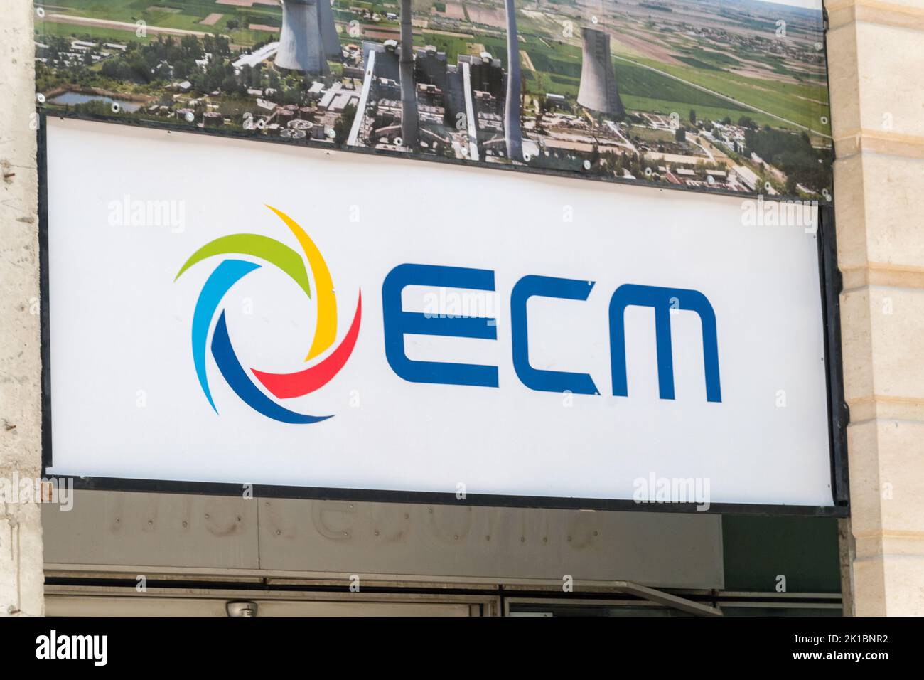 Skopje, Macedonia del Nord - 5 giugno 2022: Logo di ESM, la società di gestione della centrale elettrica nazionale della Macedonia del Nord. Emblema di Elektrani na Severna Mak Foto Stock