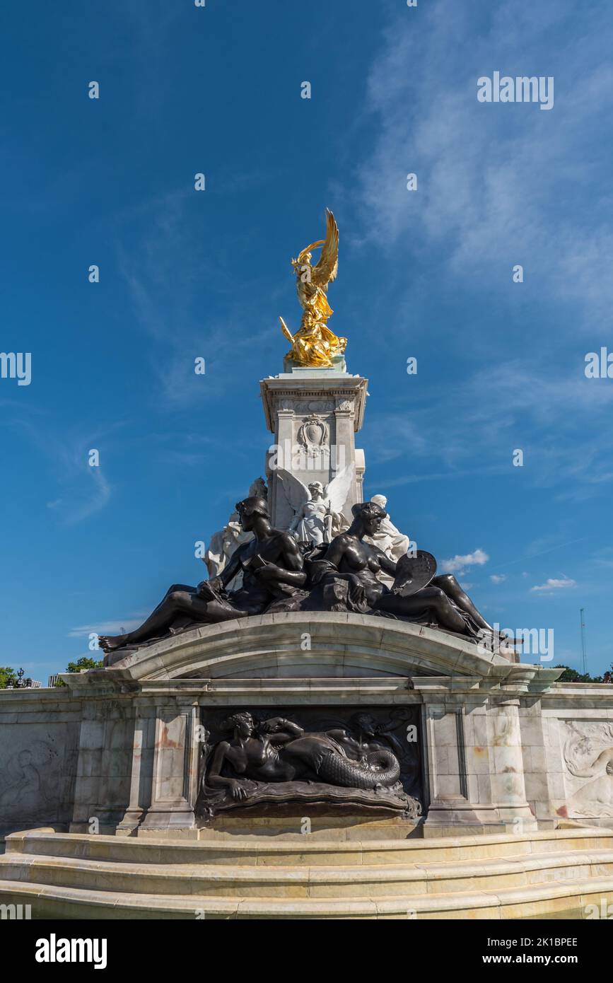 Regno Unito, Londra - 16 luglio 2022: Il monumento Victoria Memorial alla Regina Vittoria di fronte al Buckingham Palace a Londra, Inghilterra Foto Stock