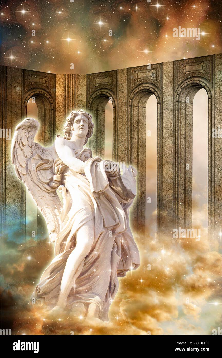 angelo e sfondo mistico con un'architettura ad arco Foto Stock