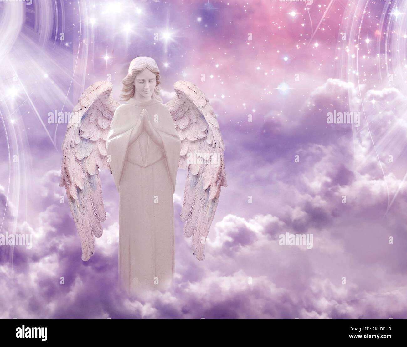 bellissimo angelo arcangelo su cielo mistico con galassia e stelle sfondo e con spazio copia Foto Stock