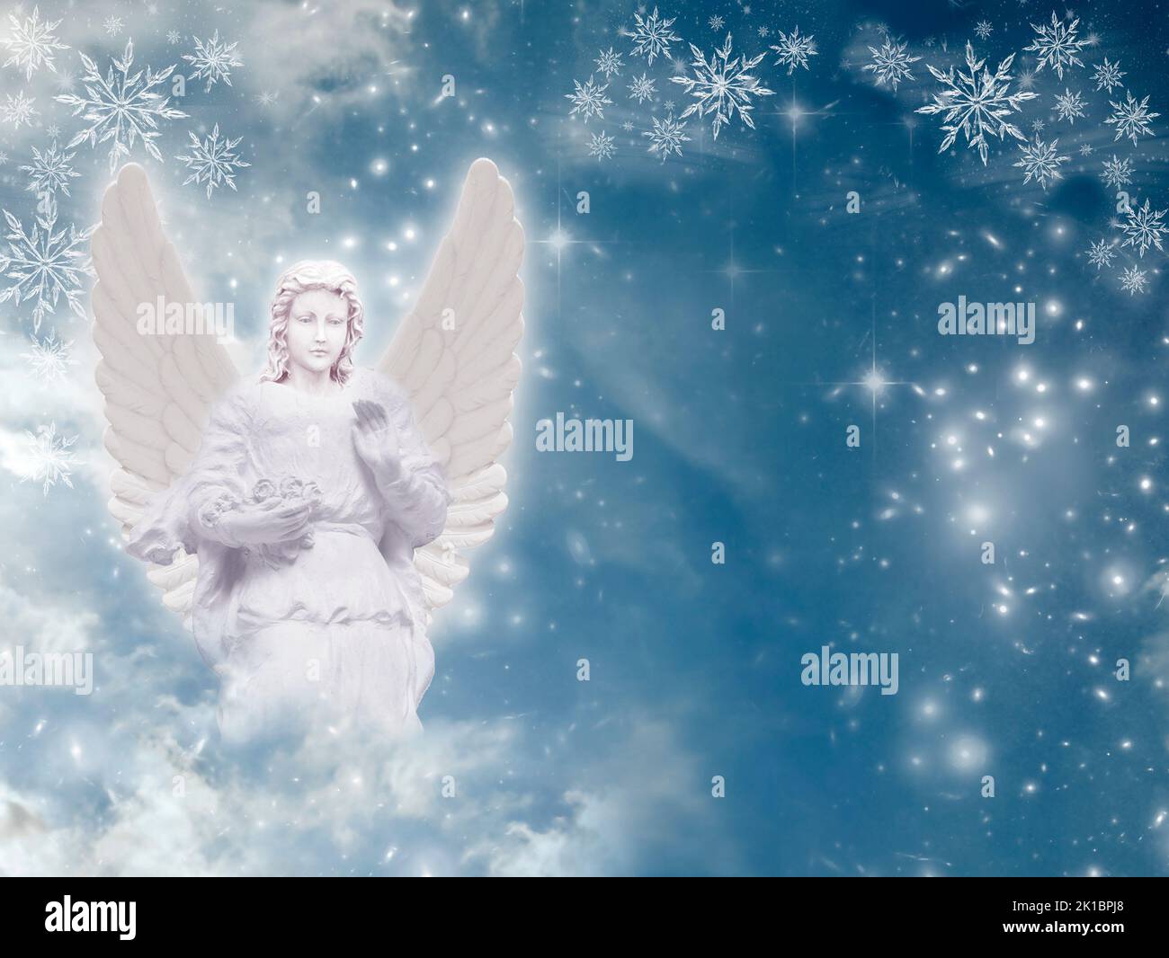 statua dell'angelo con un mistico sfondo stellato wintery Foto Stock