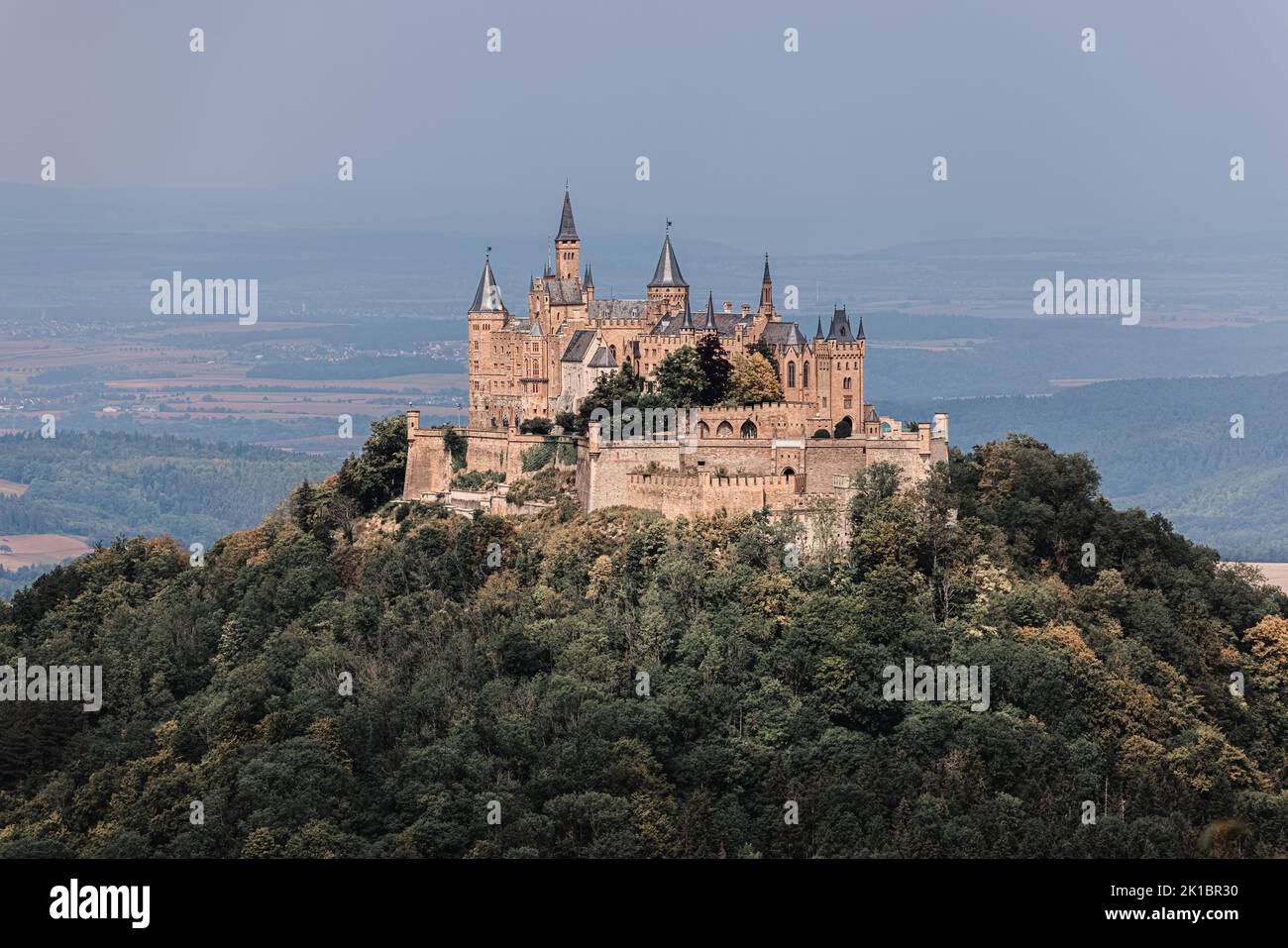 Vista sul Castello di Hohenzollern, sede ancestrale della Casa imperiale di Hohenzollern. Il terzo dei tre castelli in cima alla collina costruito sul sito, è la loca Foto Stock