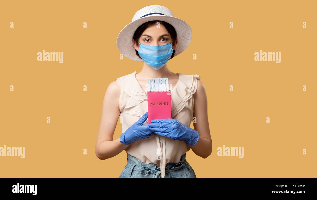 Limitazione della corsa. Tour delle vacanze. Protezione Covid-19. Donna preoccupata in estate vestito medicina maschera guanti in possesso di biglietti stranieri in cerca di camer Foto Stock