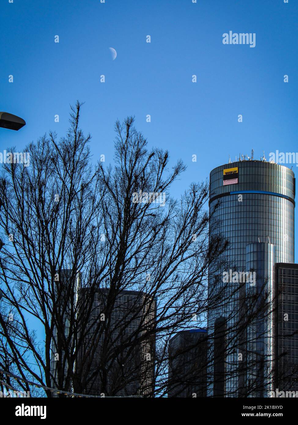 Uno scatto verticale del Renaissance Center nel centro di Detroit, Michigan, Stati Uniti Foto Stock