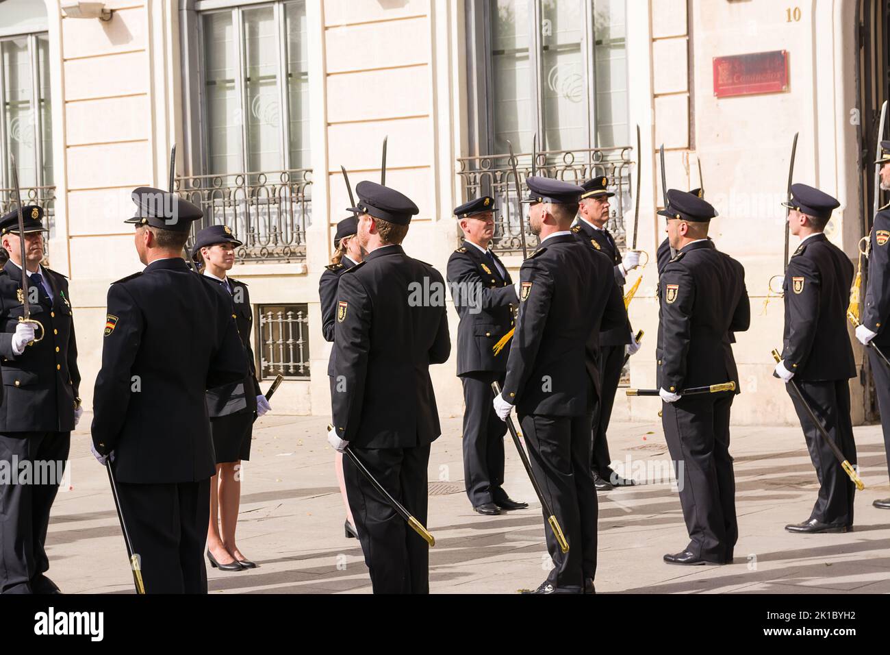 Alcala de Henares, Spagna - 18 giugno 2022: Picket militare d'onore all'uscita degli sposi novelli in piazza Cervantes in Alcala de Henares Foto Stock