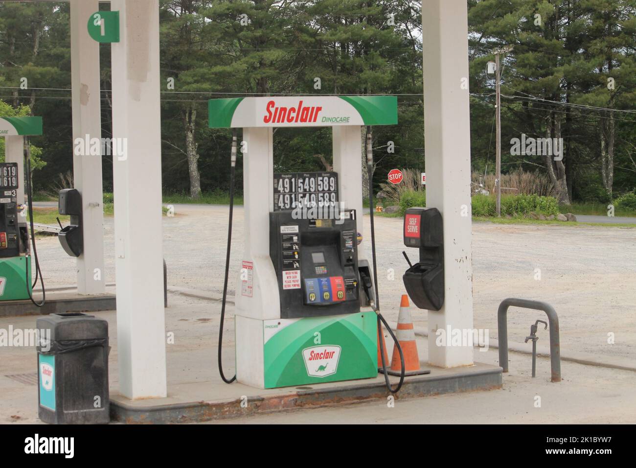 Una pompa di gas Sinclair all'esterno di un minimarket Foto Stock
