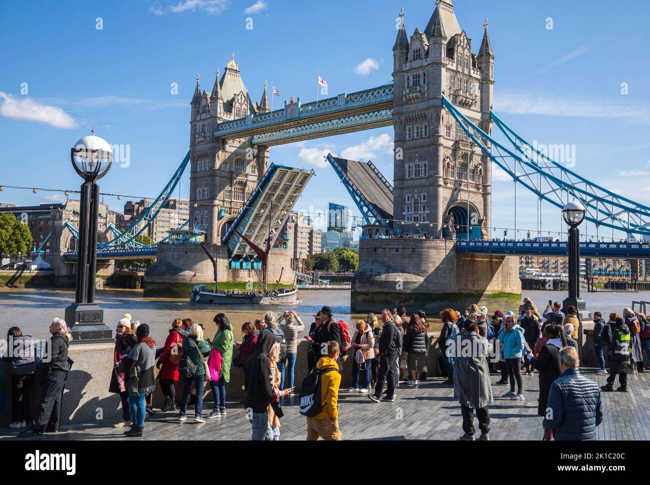 Londra, Regno Unito. 17th settembre 2022. Sailing Barge passerà attraverso Tower Bridge, Londra, Inghilterra, come membri della coda pubblica per assistere alla sdraiata della Regina Elisabetta II Credit: Stuart Robertson/Alamy Live News. Foto Stock