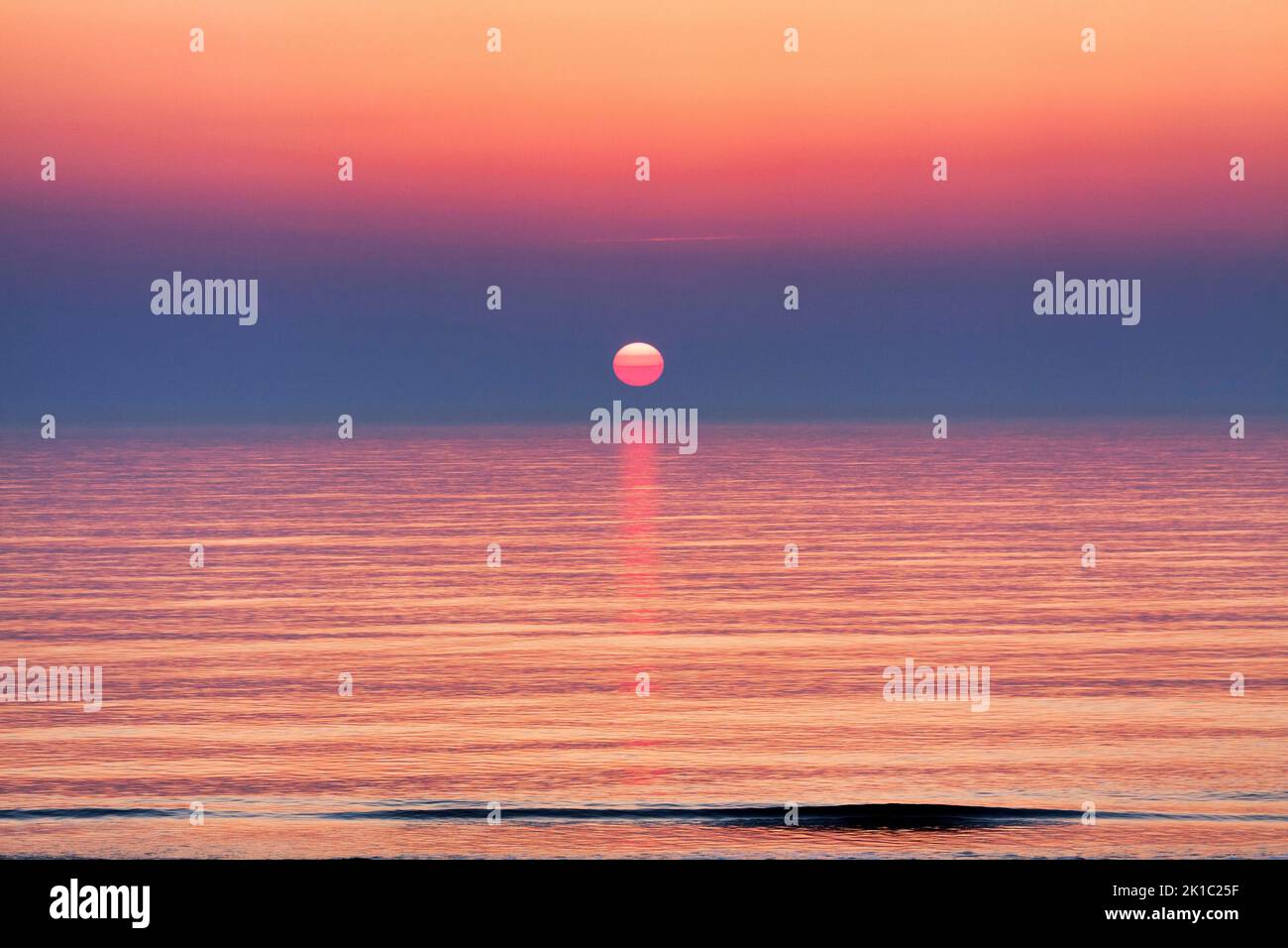 Tramonto surreale al mare, superficie d'acqua liscia, quiete, stilizzato, illustrazione, Wenningstedt, Sylt, Mare del Nord, Germania Foto Stock