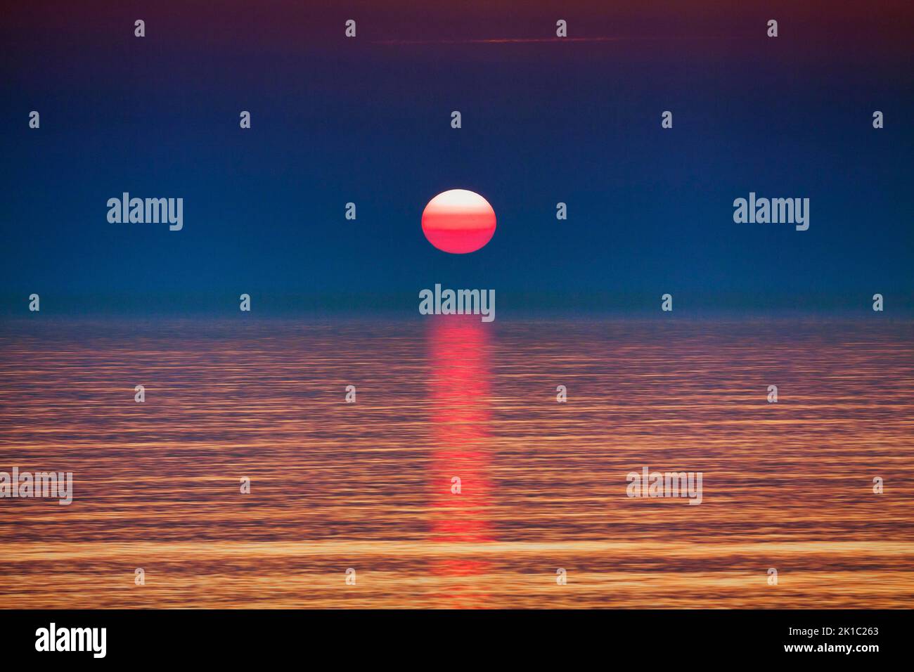 Tramonto surreale al mare, superficie d'acqua liscia, quiete, stilizzato, illustrazione, Wenningstedt, Sylt, Mare del Nord, Germania Foto Stock