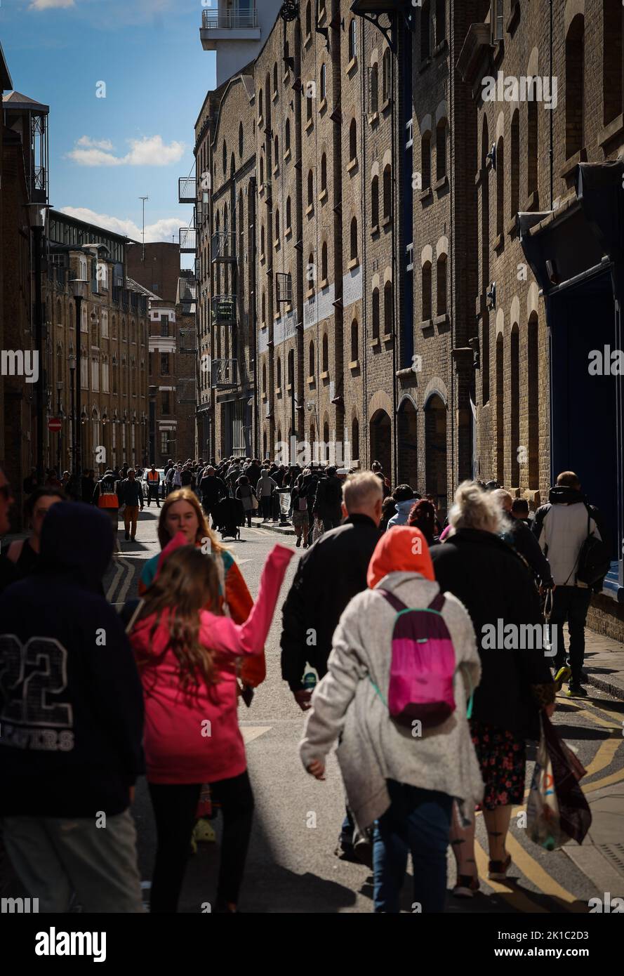 Londra, Regno Unito. 17th Set, 2022. Numerose persone si trovano in una lunga coda nel quartiere di Bermondsey tra l'inizio della coda nel Southwark Park e Westminster Hall per dire Arrivederci alla bara della Regina Elisabetta II La regina Elisabetta II della Gran Bretagna morì il 8 settembre 2022, all'età di 96 anni. La bara con la Regina sarà disposta nel Palazzo di Westminster (Parlamento) per quattro giorni. Per il 19 settembre è prevista una cerimonia di Stato presso l'Abbazia di Westminster con circa 2000 ospiti e il funerale nel Castello di Windsor, vicino a Londra. Credit: Christian Charisius/dpa/Alamy Live News Foto Stock