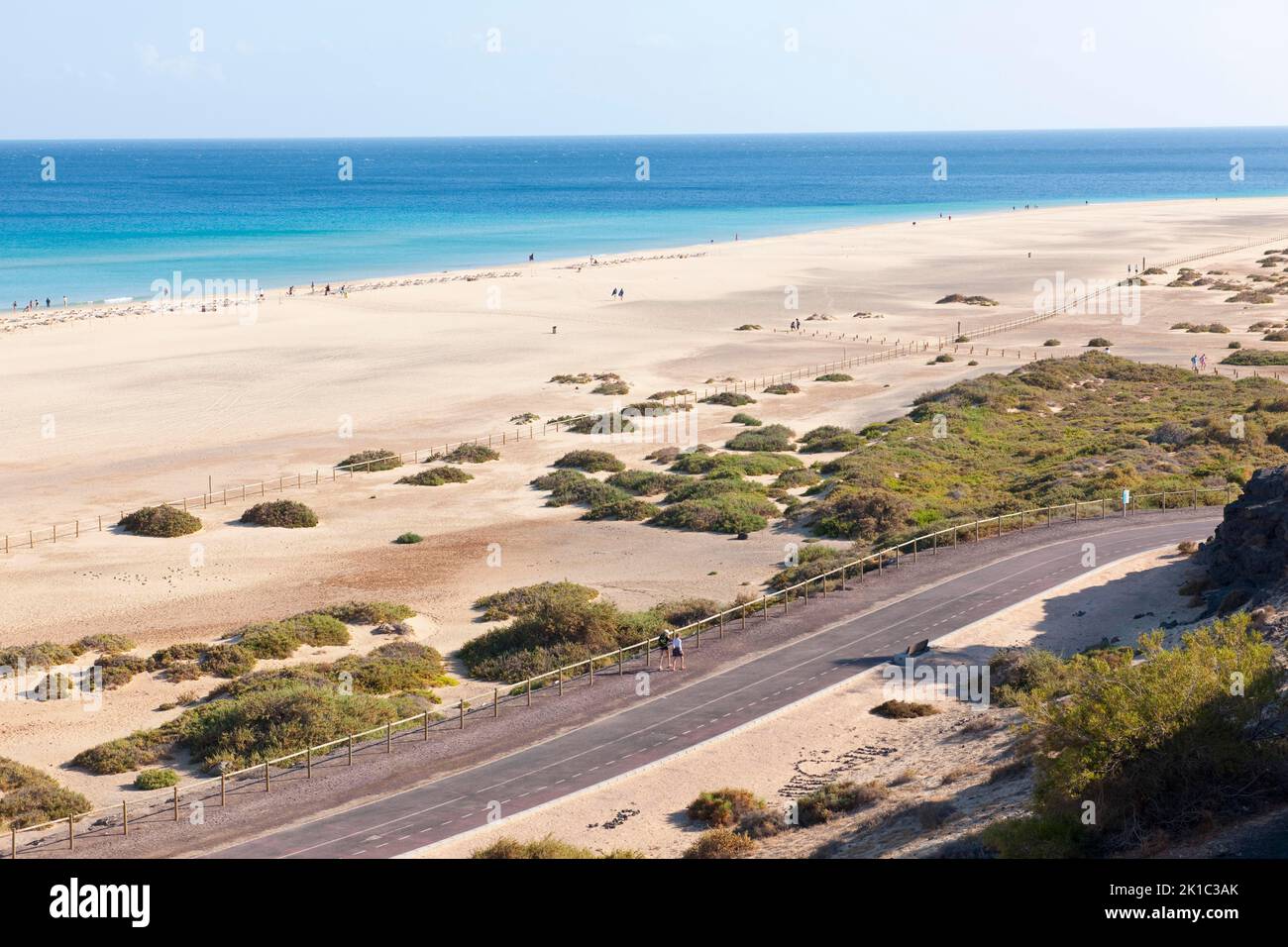 Vista della lunga spiaggia sabbiosa dell'Oceano Atlantico sulla costa orientale della penisola di Jandia, Fuerteventura, Isole Canarie, Spagna Foto Stock