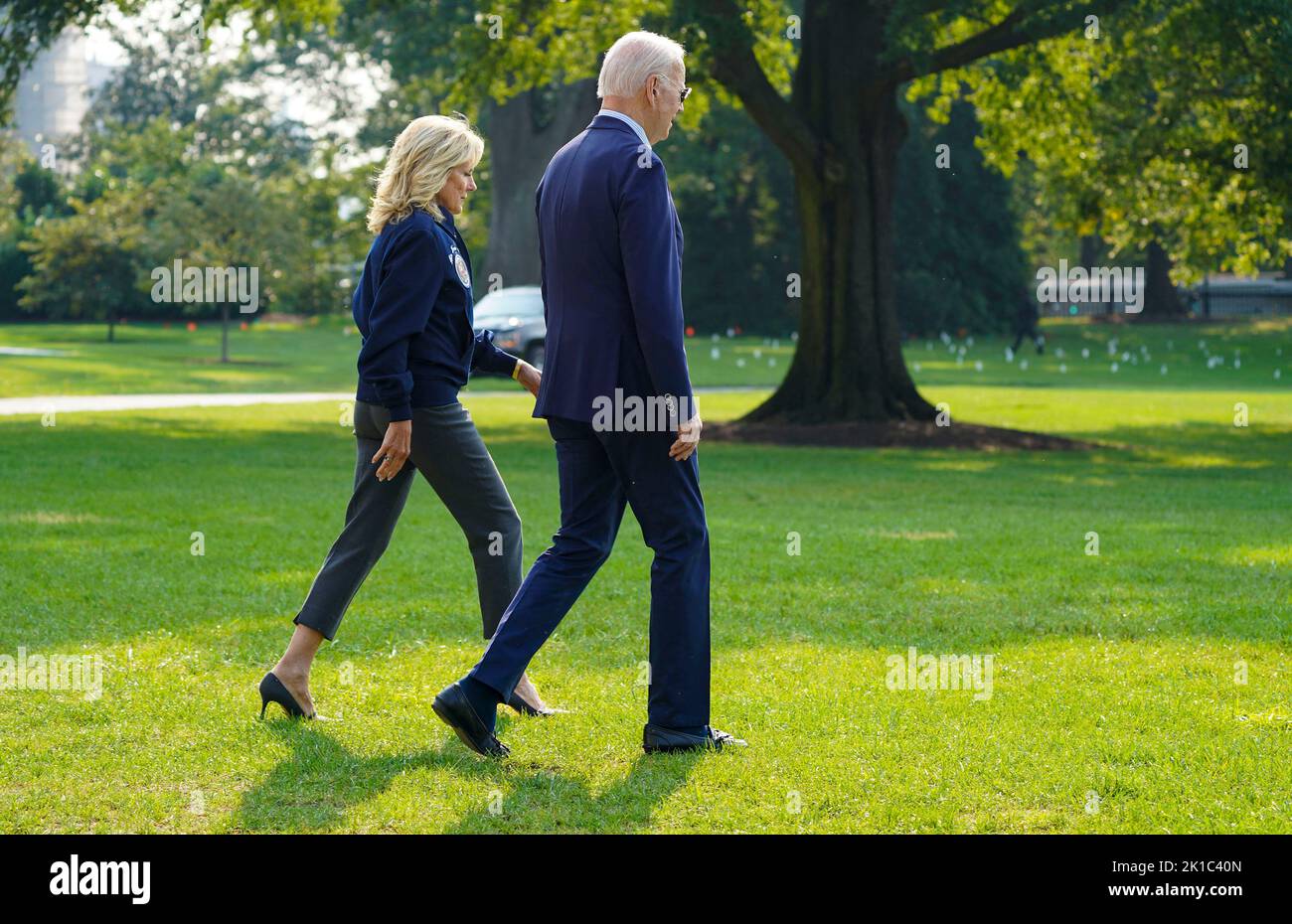 Washington DC, Stati Uniti. 17th Set, 2022. Il presidente Joe Biden e la First Lady Jill Biden partono dalla Casa Bianca in rotta per Joint base Andrews sabato 18 settembre 2022. Il Presidente Biden e la First Lady Dr. Jill Biden partiranno quindi per Londra, Inghilterra e lunedì parteciperanno alle funerali di Stato di sua Maestà la Regina Elisabetta II Foto di Leigh Vogel/Pool/ABACAPRESS.COM Credit: Abaca Press/Alamy Live News Foto Stock