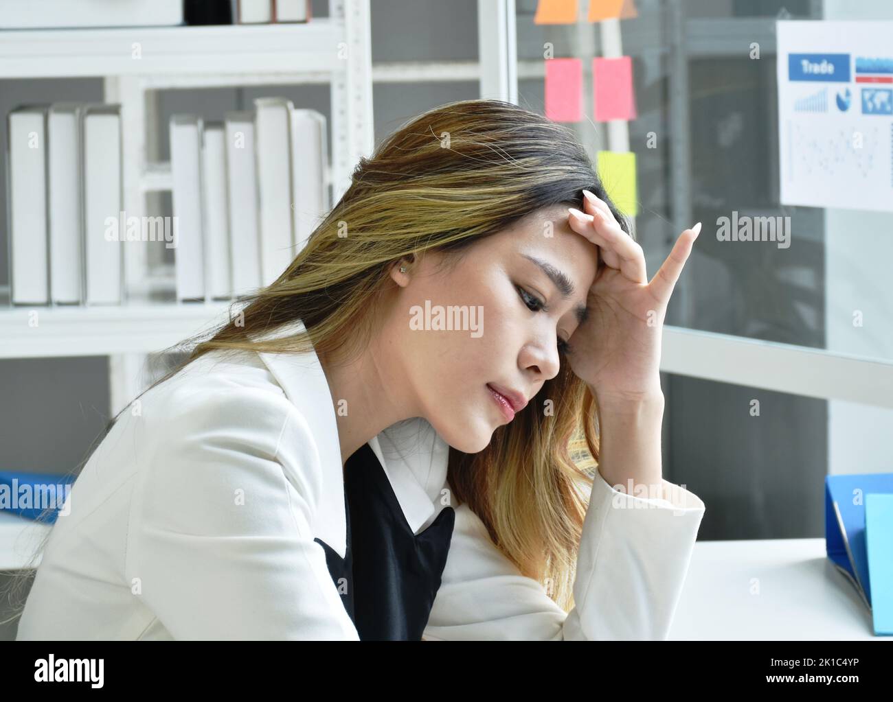Donna asiatica busimess seria e preoccupazione nel lavoro in ufficio Foto Stock