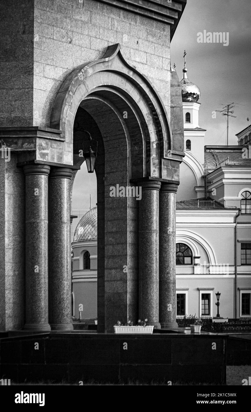 L'ingresso alla Chiesa sul sangue a Ekaterinburg, Russia, in scala di grigi Foto Stock