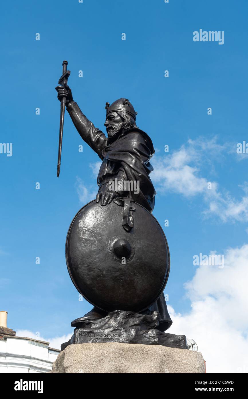 Statua di Re Alfredo il Grande in Winchester city centre, Hampshire, Regno Unito Foto Stock