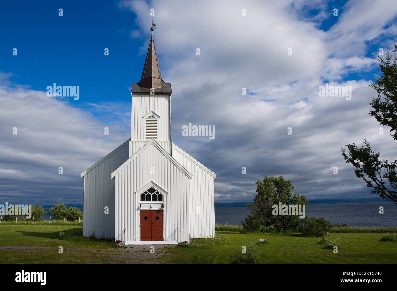 Chiesa di Kestrand sulla riva di Porsangerfjorden, Norvegia Foto Stock