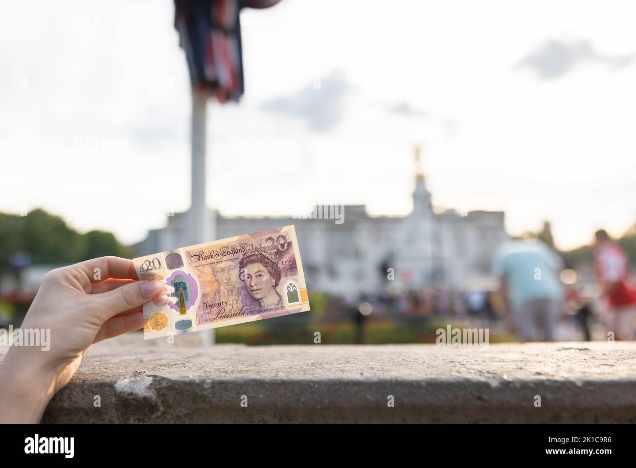 Londra, Regno Unito - Settembre 11 2022: Banconota Regno Unito 20 sterline di Elizabeth II fuori Buckingham Palace sull'annuncio della sua morte Foto Stock