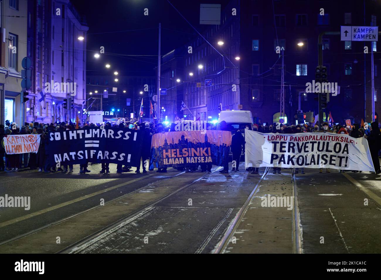 Helsinki, Finlandia - 6 dicembre 2021: I manifestanti della sinistra antifascista Helsinki ilman natseja (Helsinki senza nazisti) processione / cou Foto Stock