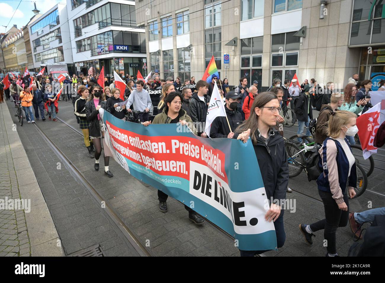 Halle, Germania. 17th Set, 2022. 17 settembre 2022, Sassonia-Anhalt, Halle (Saale): Manifestanti marciano per il centro della città sotto lo slogan "basta". A Halle, ci fu un rally il primo giorno nazionale di azione per il 'autunno caldo'. Con ciò, i partecipanti hanno protestato contro l'aumento dei prezzi dell'energia, per la sollievo dei cittadini, la tassazione dei profitti eccessivi delle compagnie petrolifere e l'accessibilità dei prodotti alimentari. Credit: dpa Picture Alliance/Alamy Live News Foto Stock